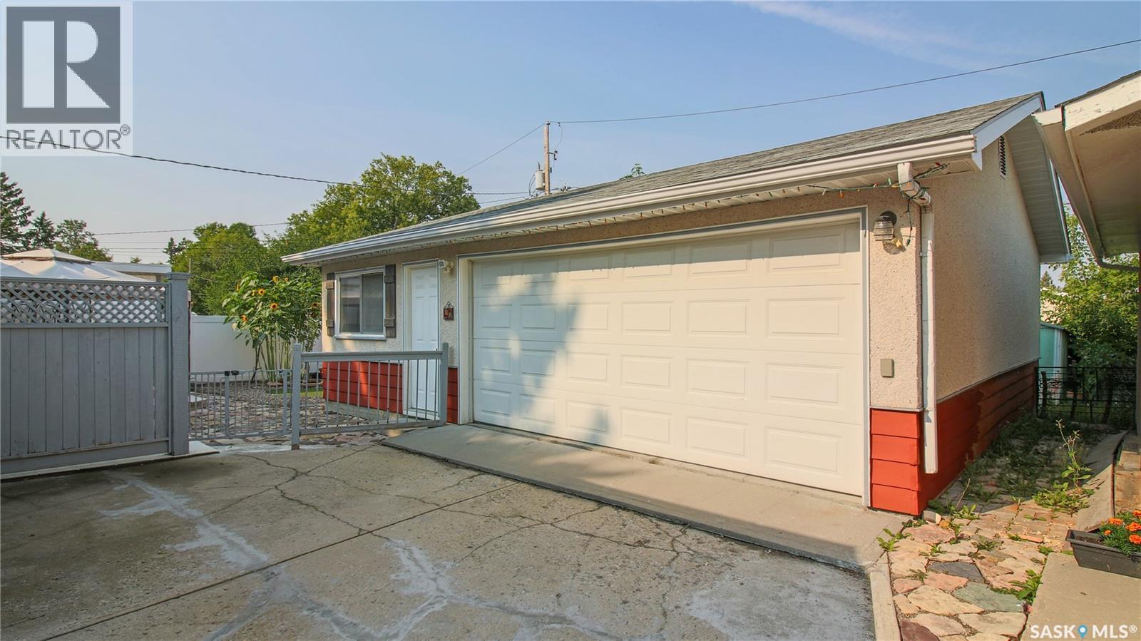 60 Gale Street, Regina, SK - Outdoor With Exterior