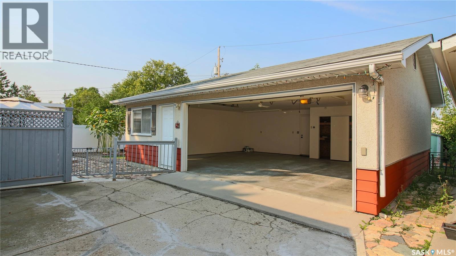 60 Gale Street, Regina, SK - Outdoor