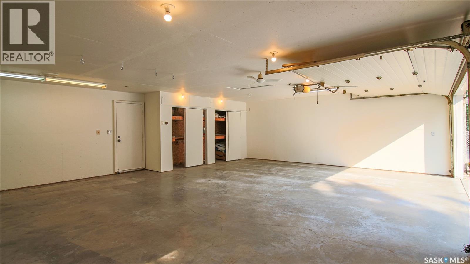 60 Gale Street, Regina, SK - Indoor Photo Showing Garage