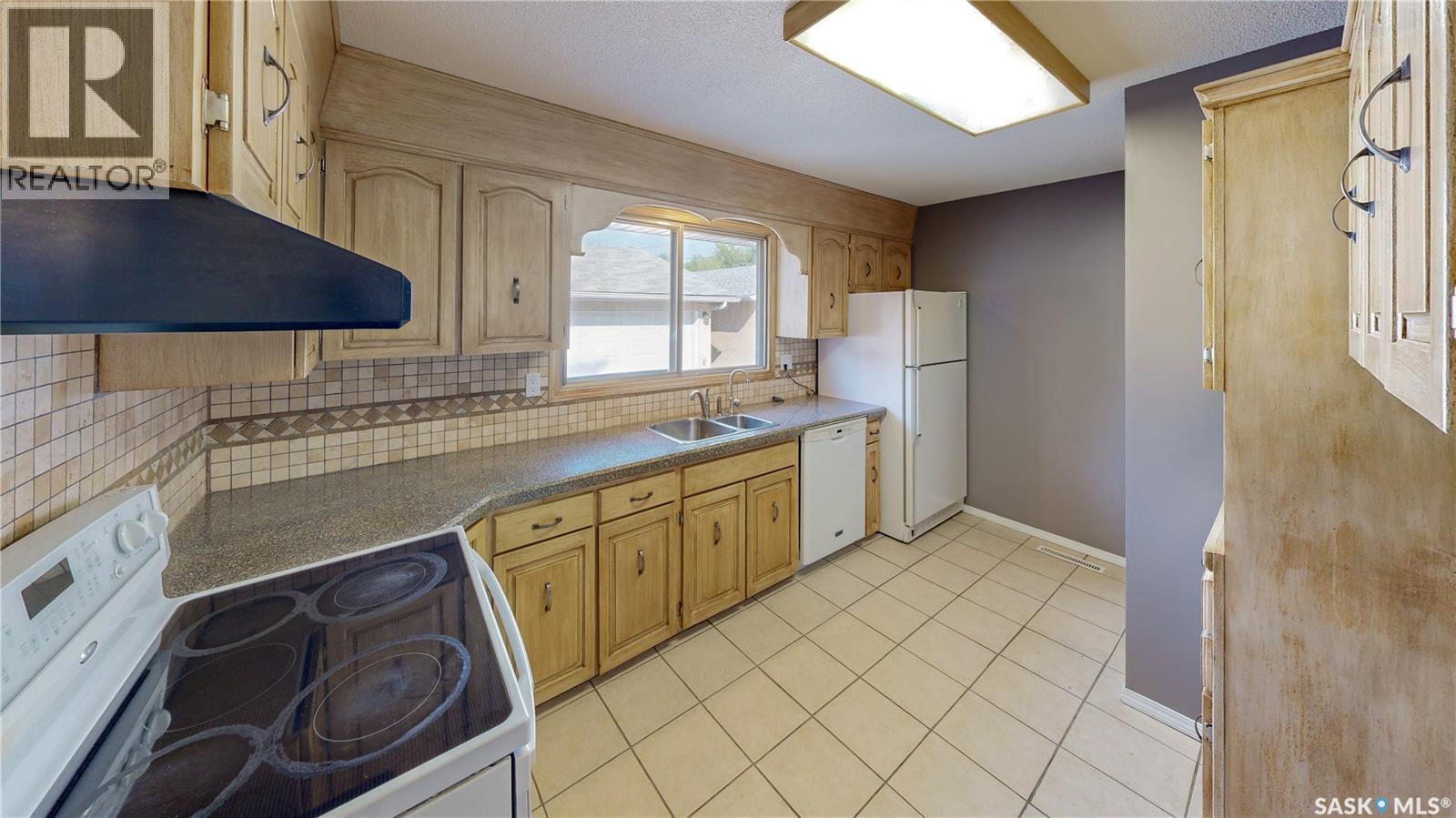 60 Gale Street, Regina, SK - Indoor Photo Showing Kitchen With Double Sink
