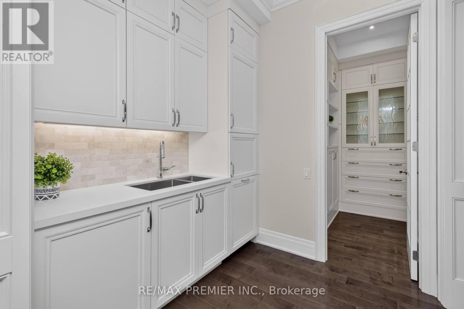 31 Sarracini Crescent, Vaughan, ON - Indoor Photo Showing Kitchen With Double Sink