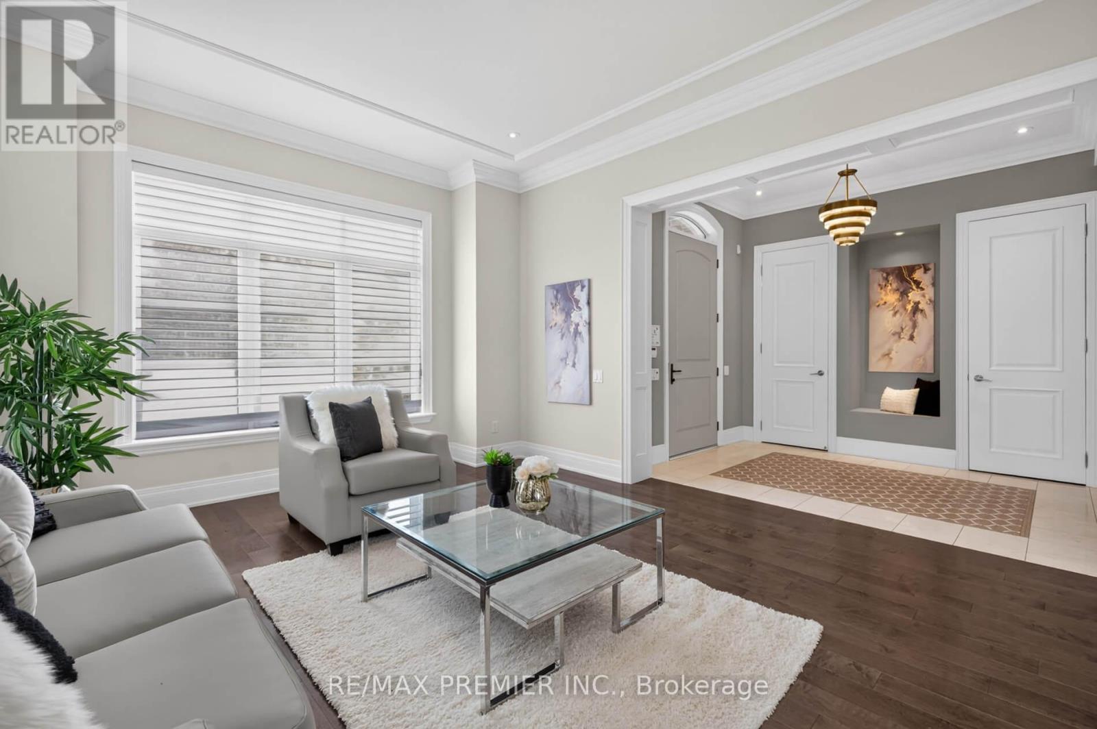 31 Sarracini Crescent, Vaughan, ON - Indoor Photo Showing Living Room
