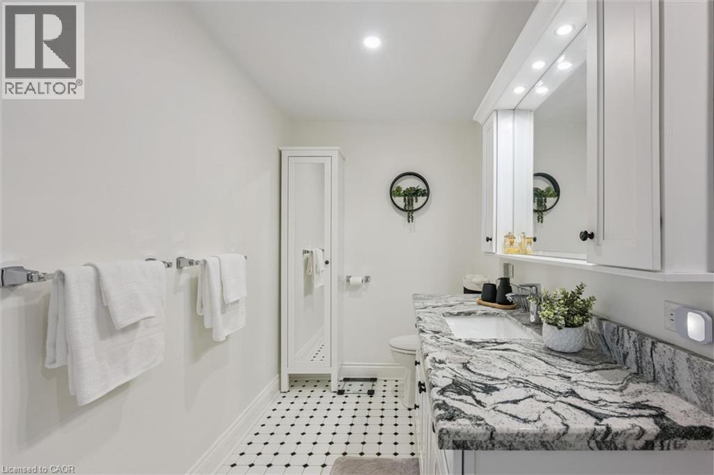 1418 Ghent Avenue, Burlington, ON - Indoor Photo Showing Bathroom
