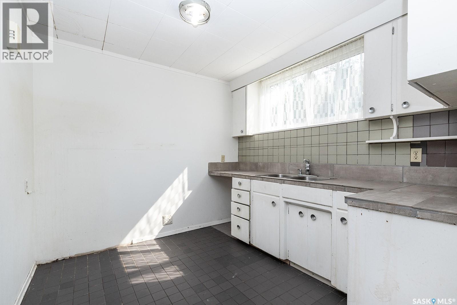 2113 Louise Avenue, Saskatoon, SK - Indoor Photo Showing Kitchen With Double Sink
