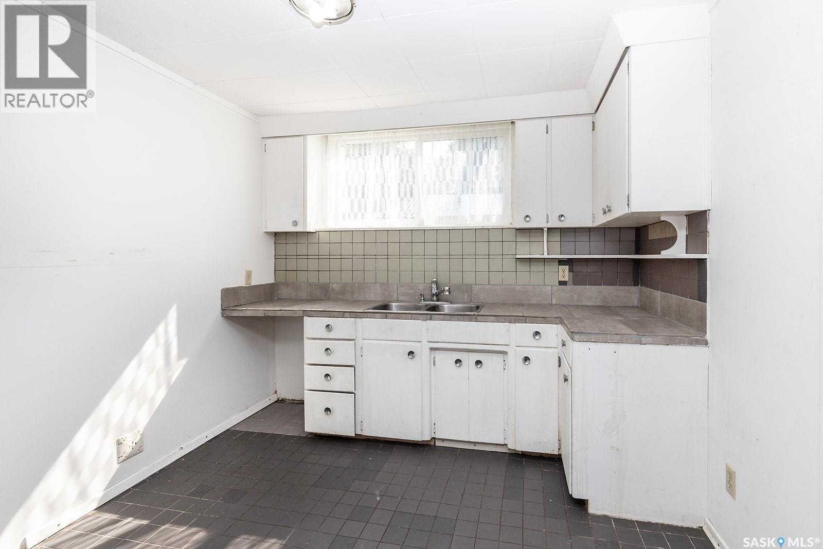 2113 Louise Avenue, Saskatoon, SK - Indoor Photo Showing Kitchen With Double Sink