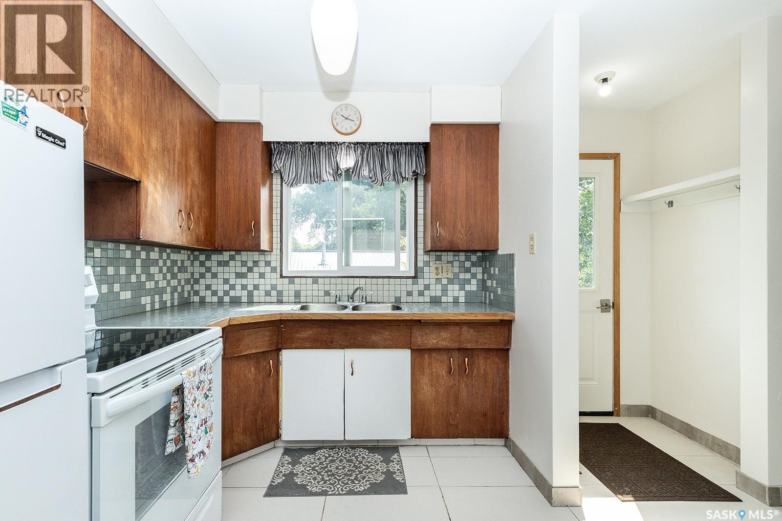 2113 Louise Avenue, Saskatoon, SK - Indoor Photo Showing Kitchen With Double Sink
