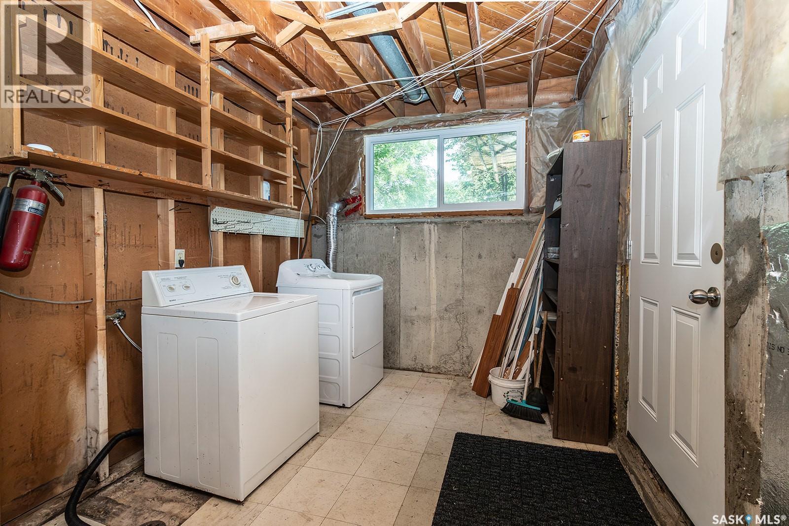 2113 Louise Avenue, Saskatoon, SK - Indoor Photo Showing Laundry Room