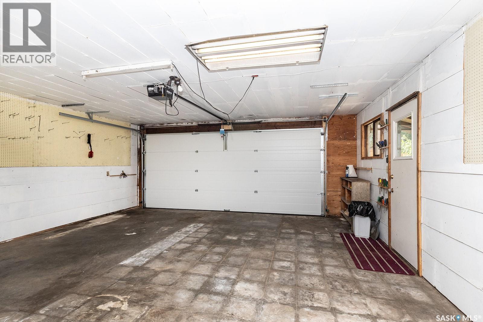 2113 Louise Avenue, Saskatoon, SK - Indoor Photo Showing Garage