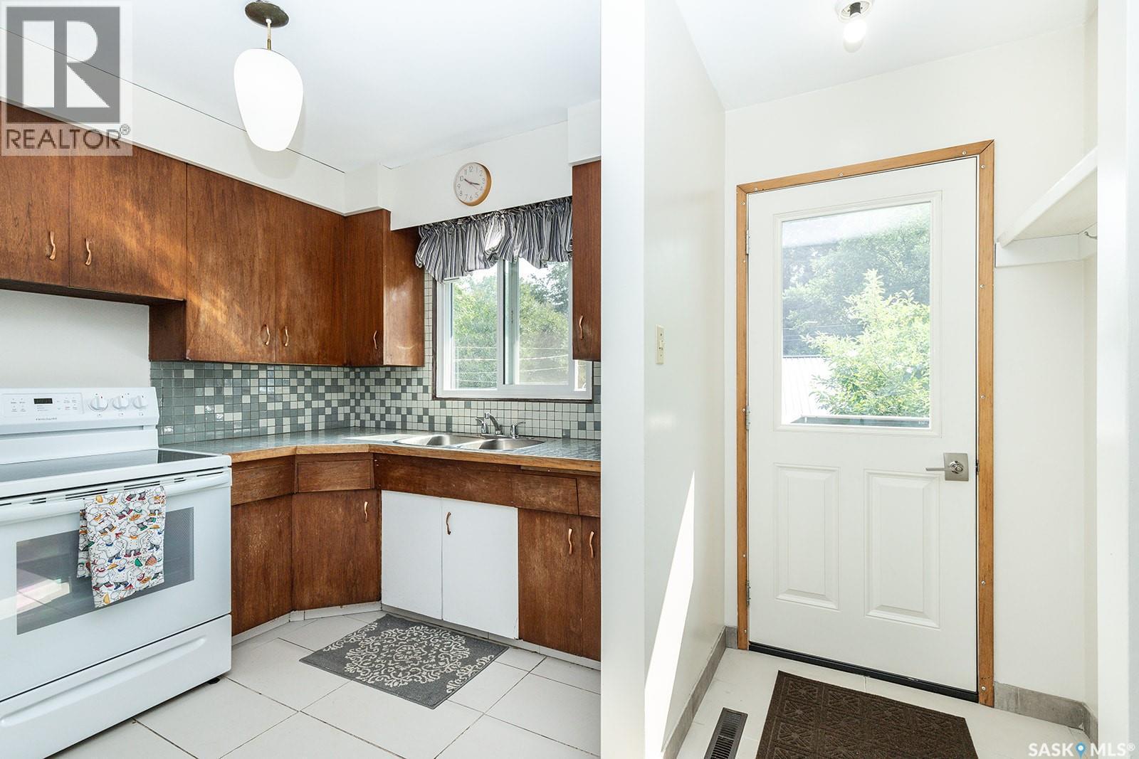 2113 Louise Avenue, Saskatoon, SK - Indoor Photo Showing Kitchen With Double Sink