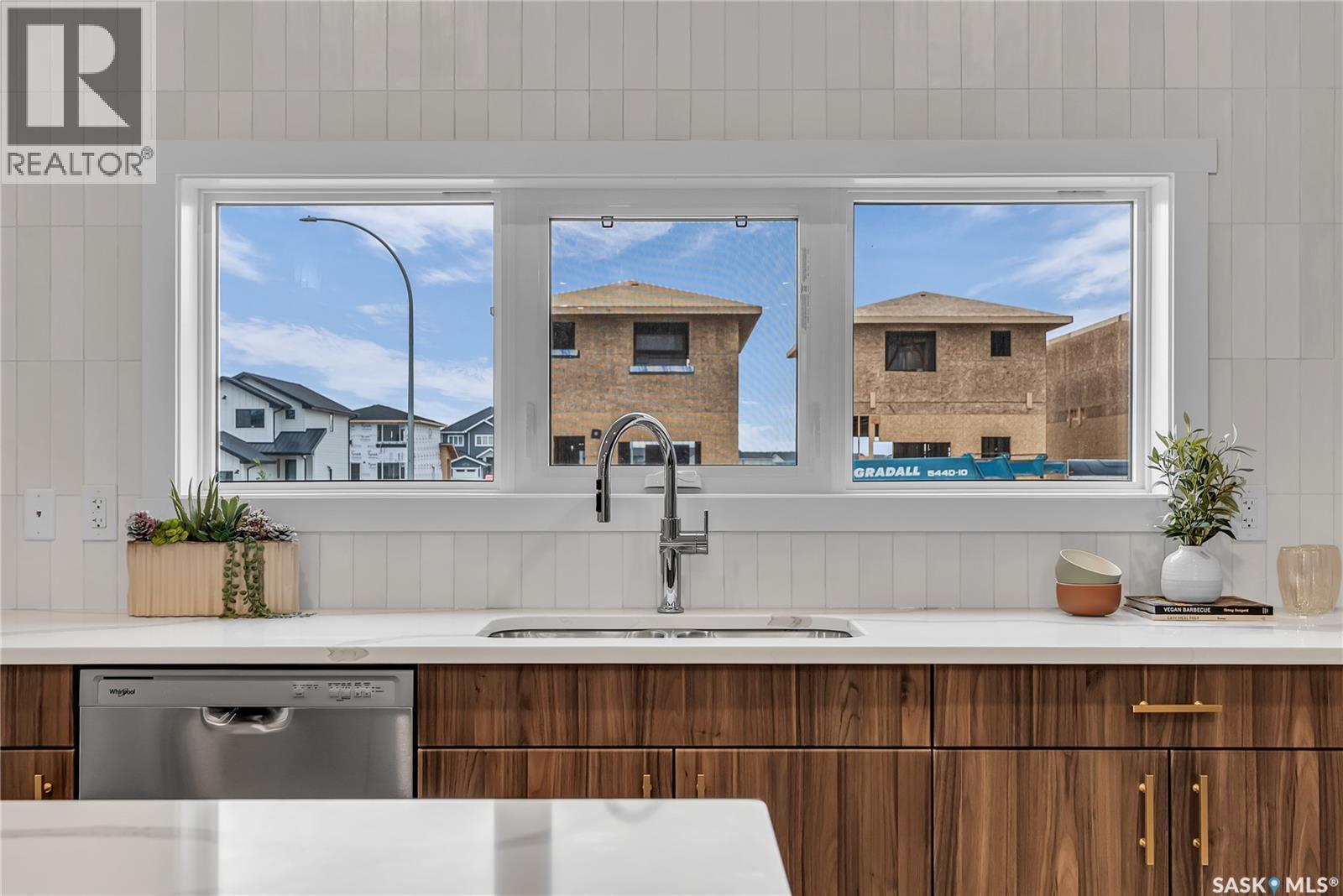 118 Amisk Way, Saskatoon, SK - Indoor Photo Showing Kitchen
