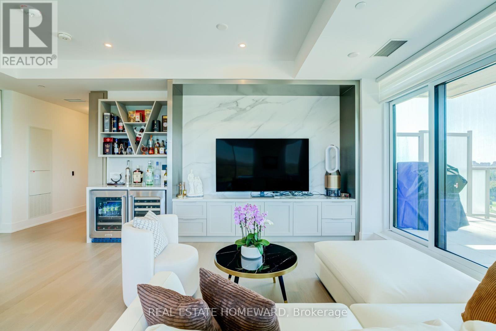 808 - 397 Royal Orchard Boulevard E, Markham, ON - Indoor Photo Showing Living Room