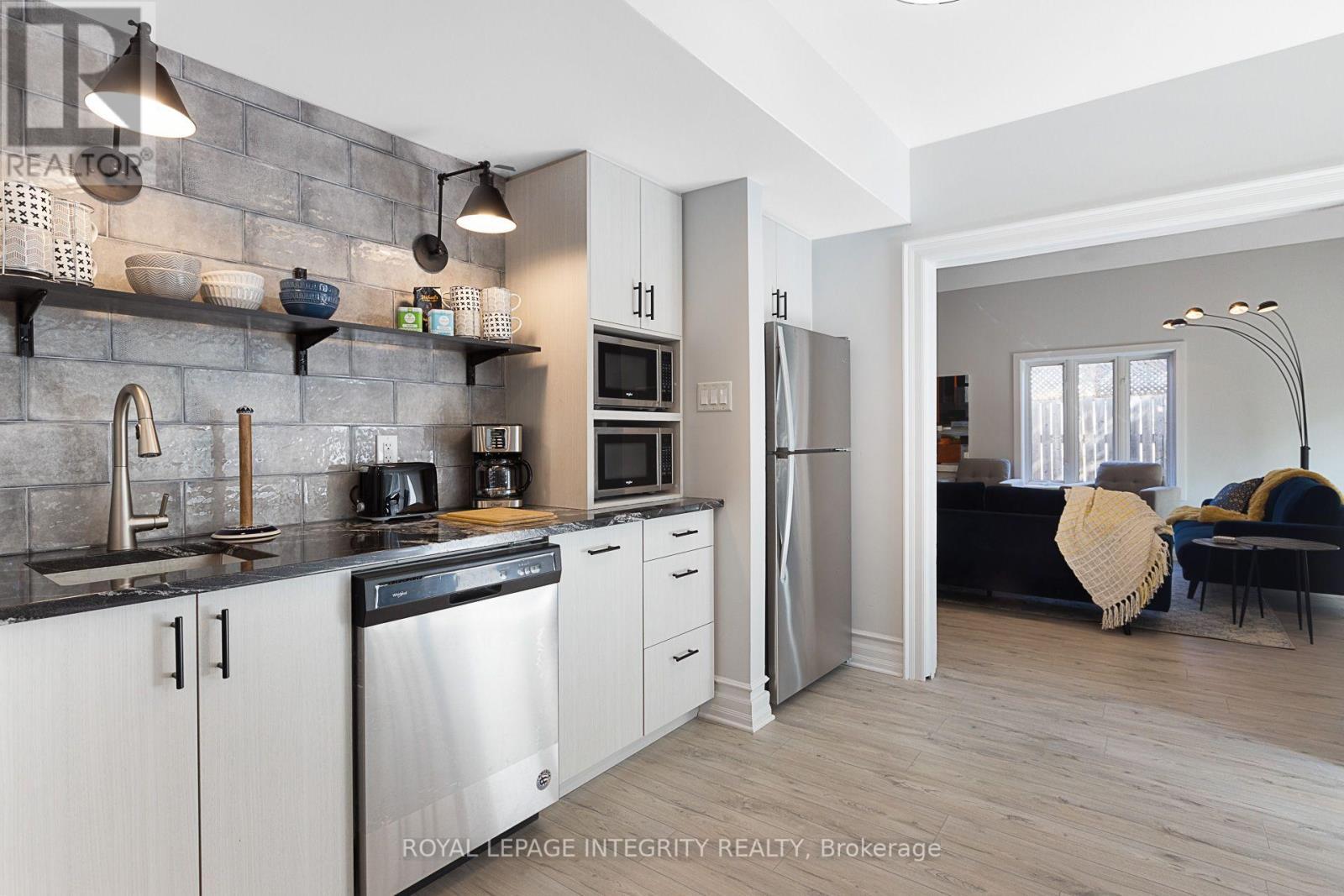 Unit 2 - Kitchen - 240 Blackburn Avenue, Ottawa, ON - Indoor Photo Showing Kitchen With Upgraded Kitchen