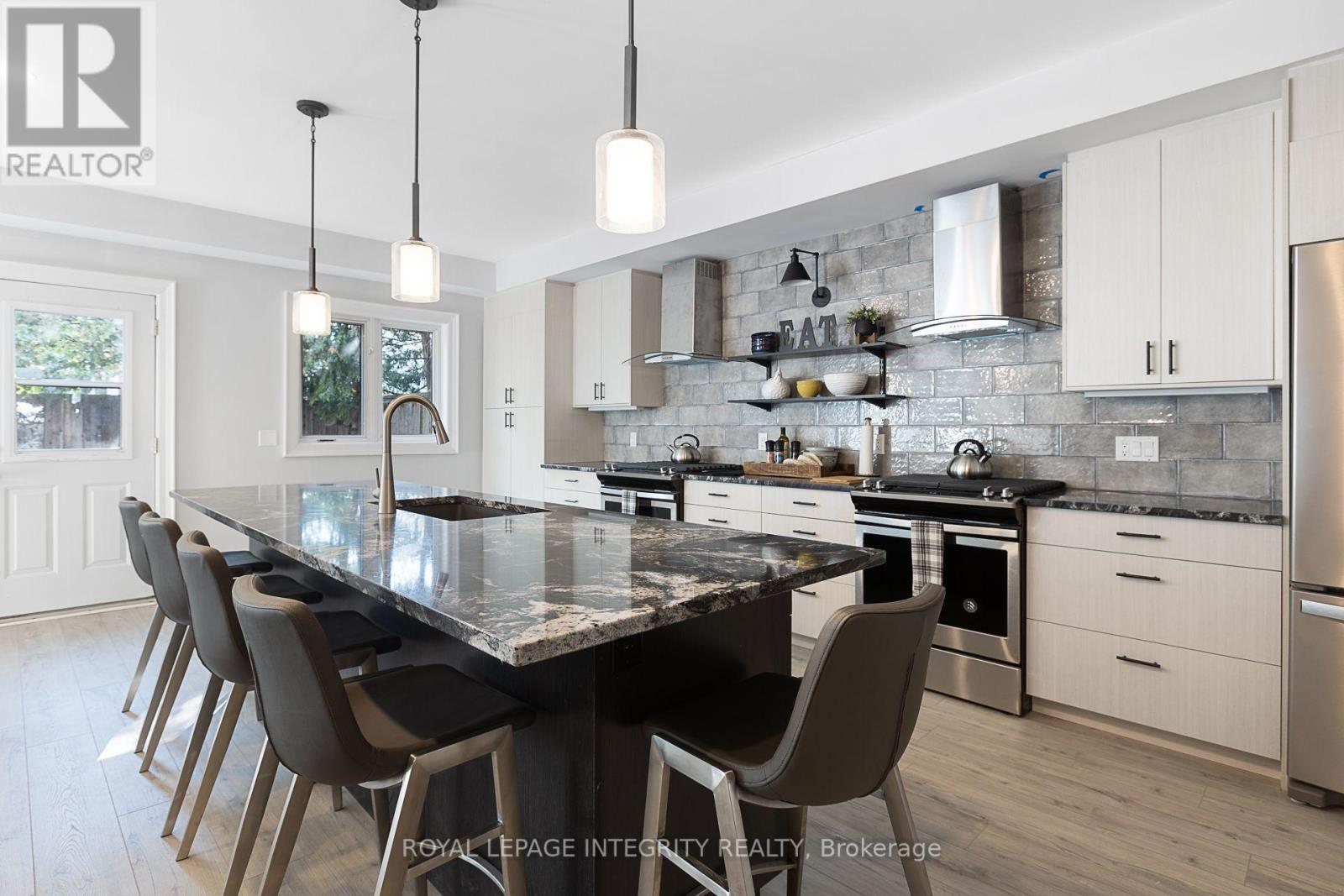 Unit 2 - Kitchen - 240 Blackburn Avenue, Ottawa, ON - Indoor Photo Showing Kitchen With Upgraded Kitchen