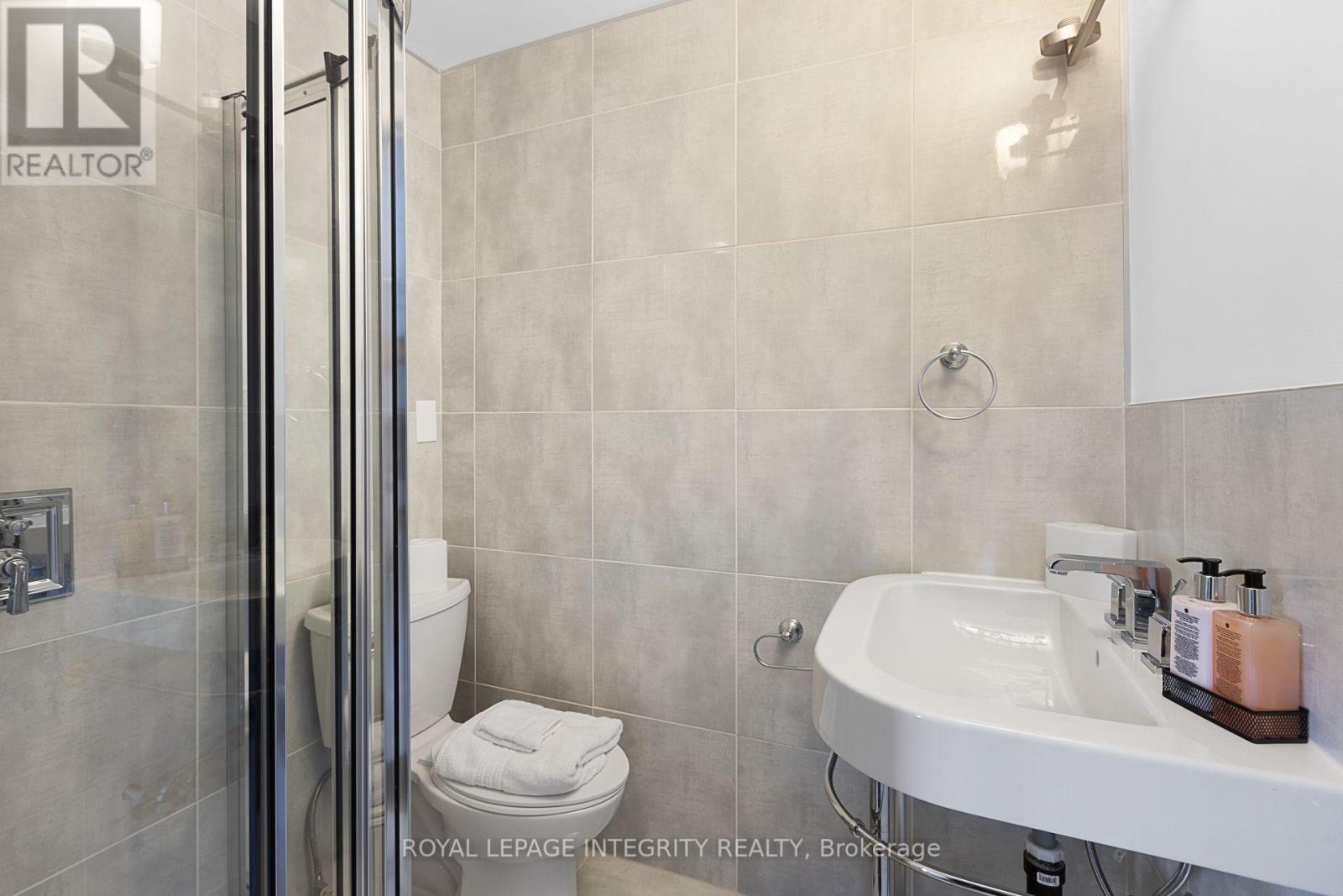 Unit 2 - Ensuite Bathroom - 240 Blackburn Avenue, Ottawa, ON - Indoor Photo Showing Bathroom