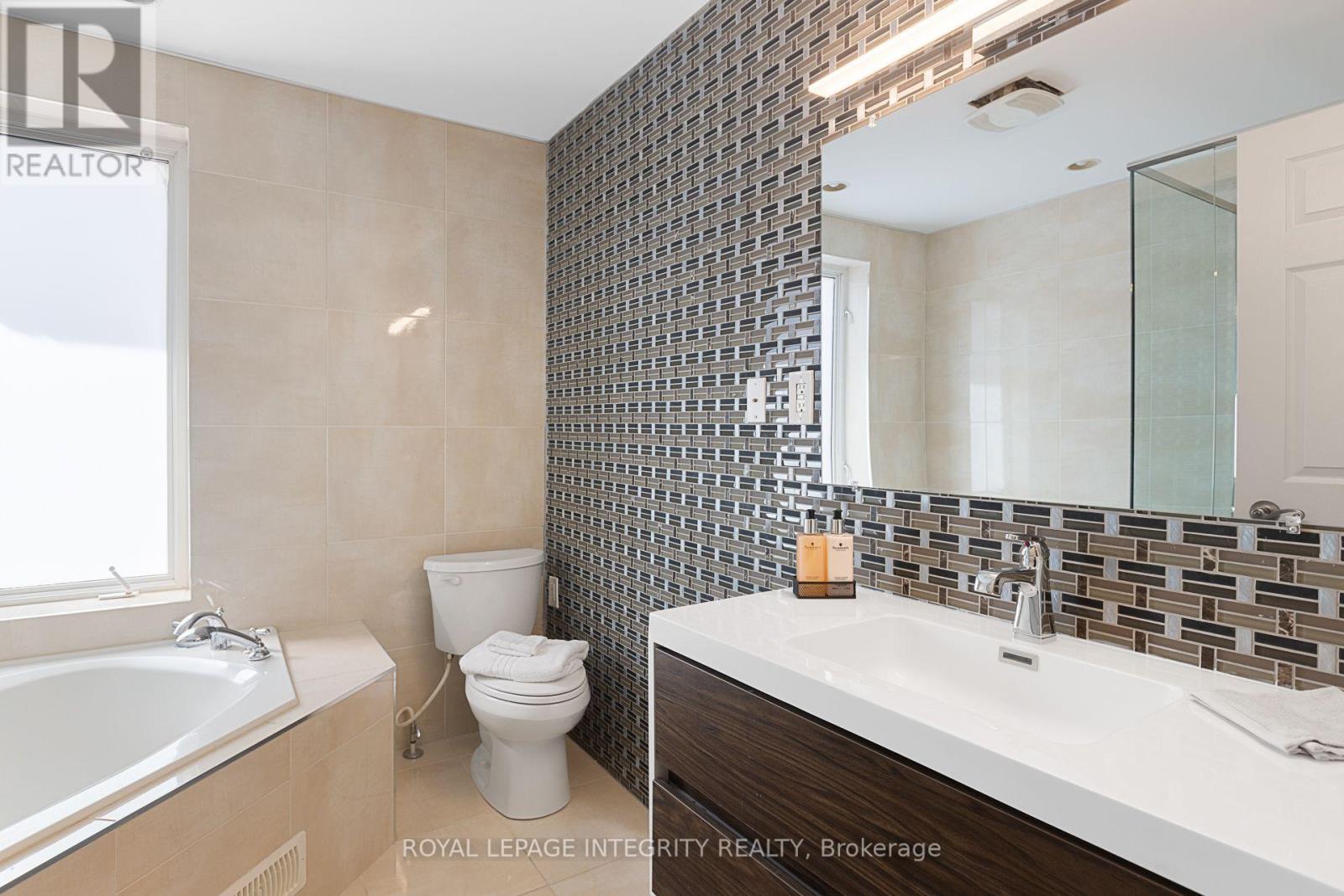 Unit 2 - Ensuite Bathroom - 240 Blackburn Avenue, Ottawa, ON - Indoor Photo Showing Bathroom