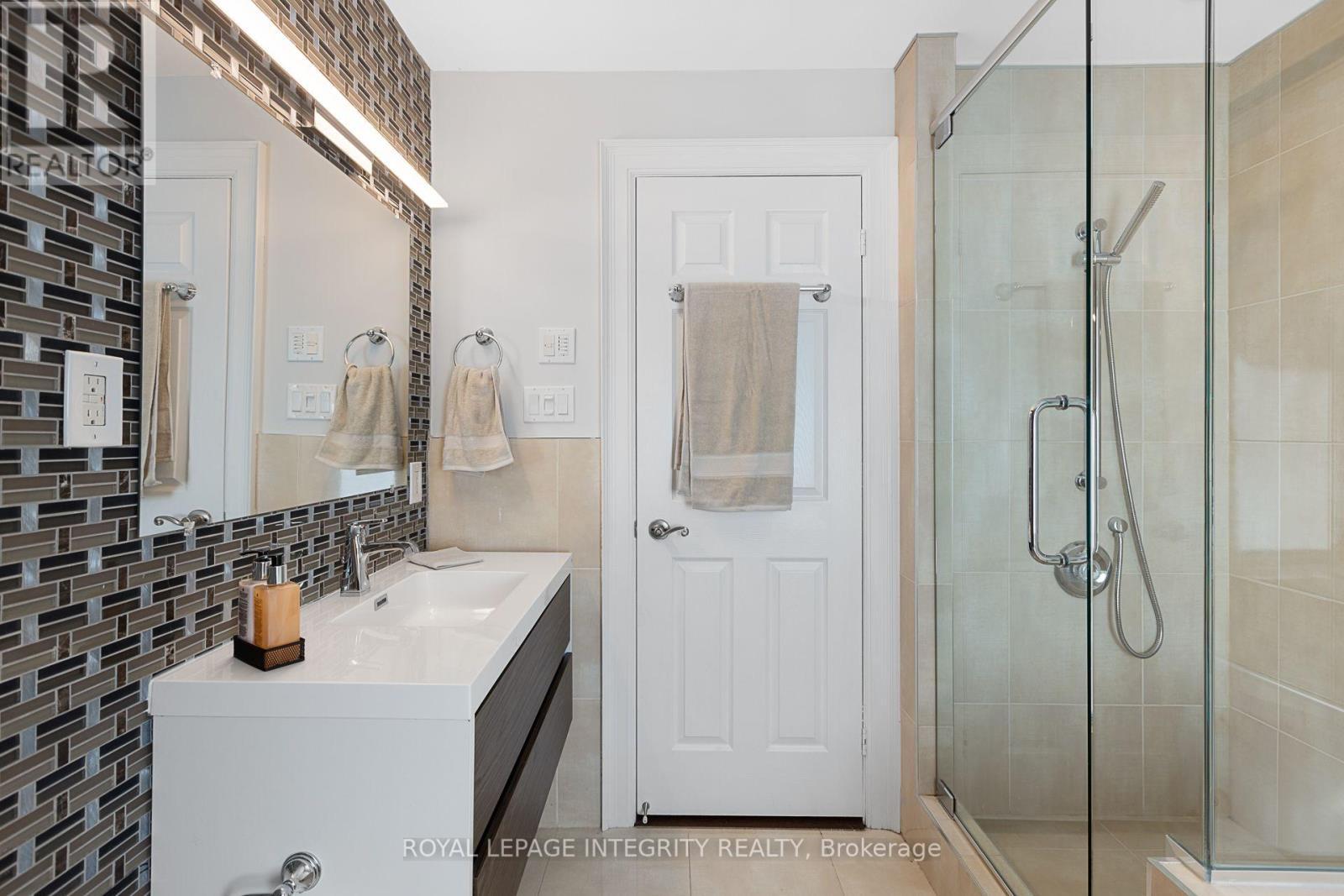 Unit 2 - Ensuite Bathroom - 240 Blackburn Avenue, Ottawa, ON - Indoor Photo Showing Bathroom