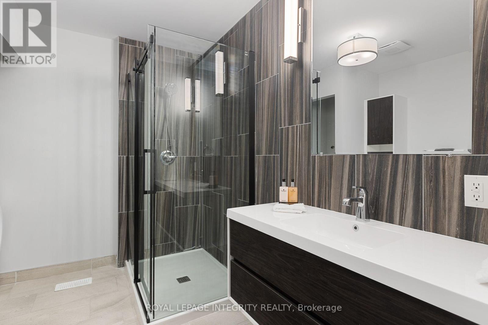 Studio Bathroom - 240 Blackburn Avenue, Ottawa, ON - Indoor Photo Showing Bathroom