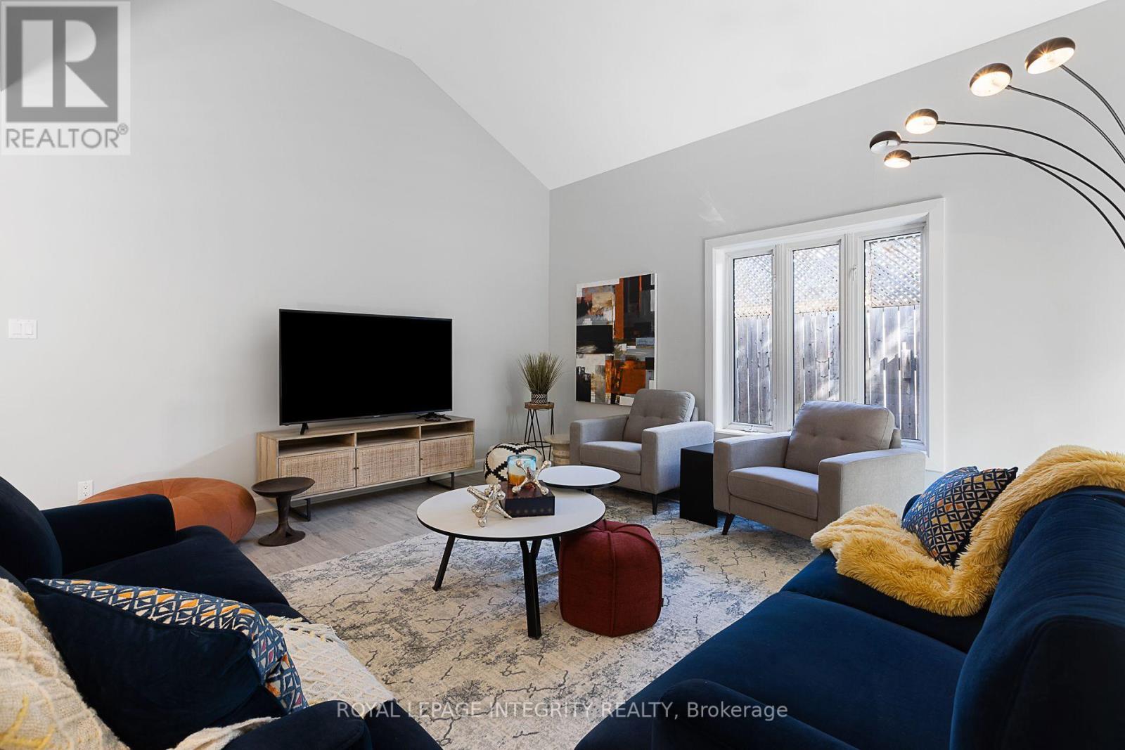 Common Area between Units 2 and 5 - 240 Blackburn Avenue, Ottawa, ON - Indoor Photo Showing Living Room