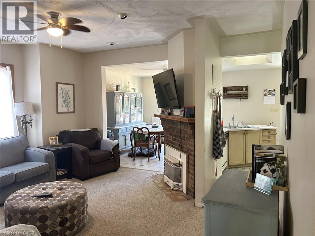 Lower unit - 100 Stanley Street, Simcoe, ON - Indoor Photo Showing Living Room