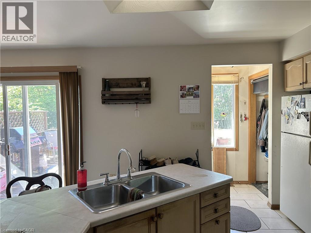 Lower unit - 100 Stanley Street, Simcoe, ON - Indoor Photo Showing Kitchen With Double Sink
