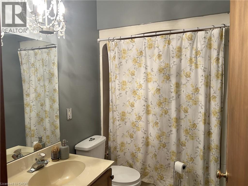 Lower unit - 100 Stanley Street, Simcoe, ON - Indoor Photo Showing Bathroom