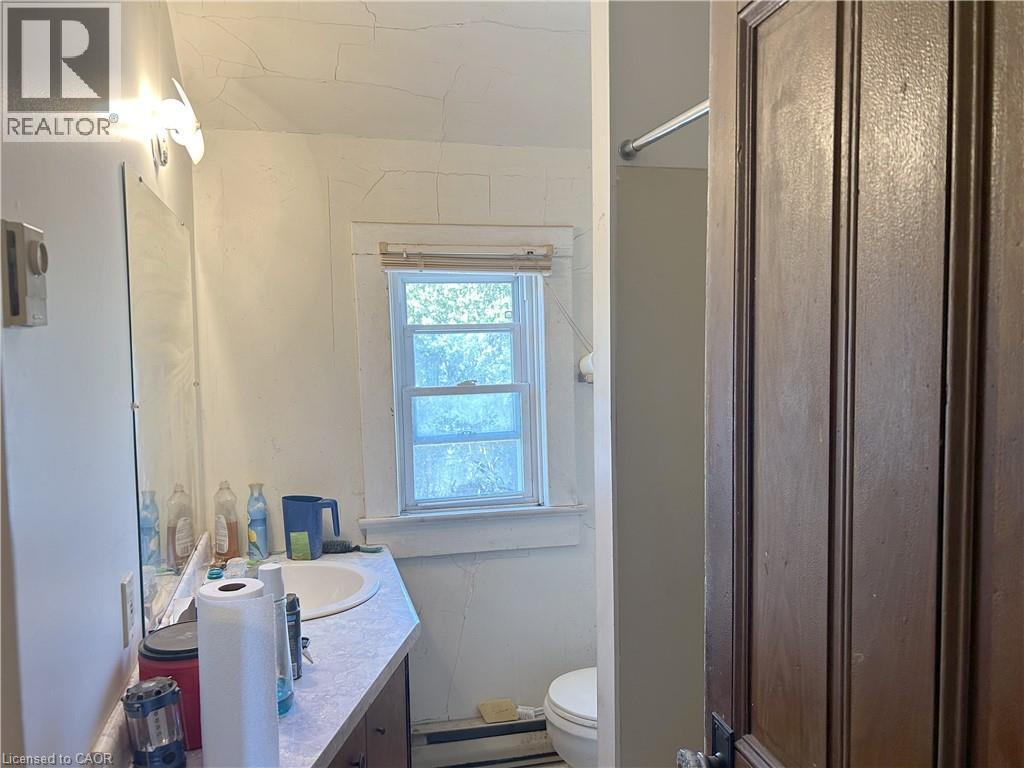 Upper unit - 100 Stanley Street, Simcoe, ON - Indoor Photo Showing Bathroom