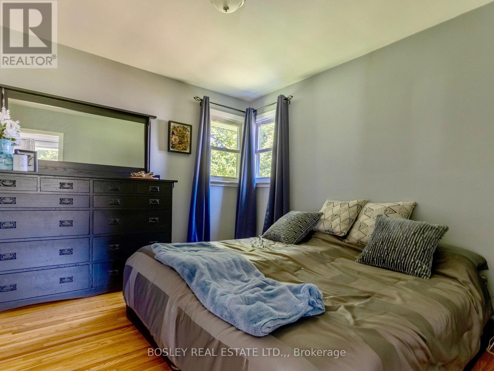 1180 Sunset Drive, Pelham (Fenwick), ON - Indoor Photo Showing Bedroom