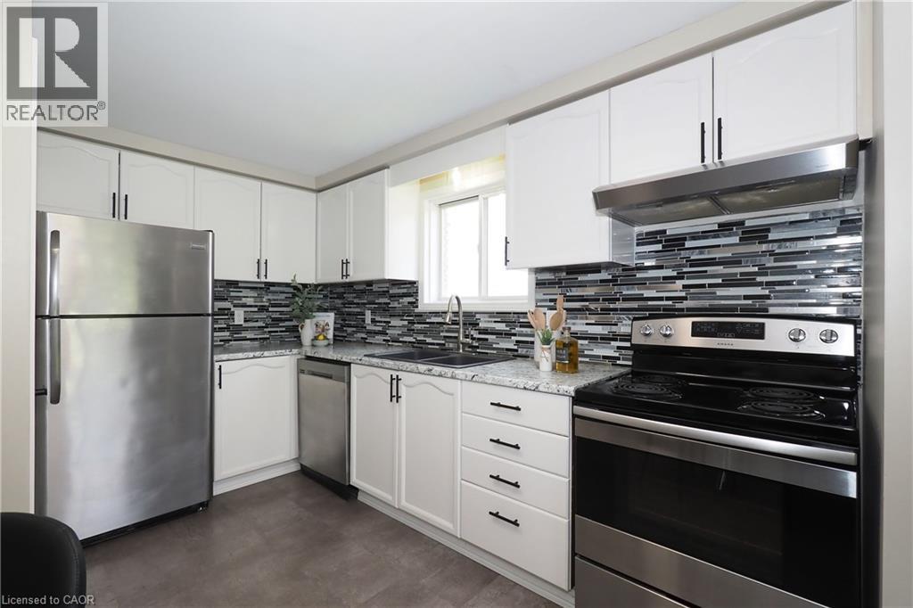 495 Misty Crescent, Kitchener, ON - Indoor Photo Showing Kitchen With Double Sink With Upgraded Kitchen