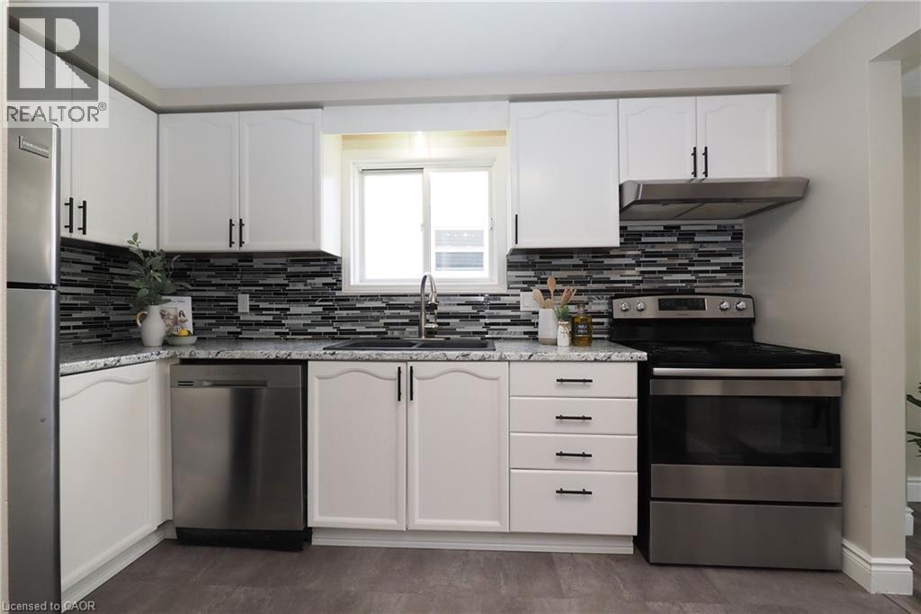 495 Misty Crescent, Kitchener, ON - Indoor Photo Showing Kitchen With Double Sink With Upgraded Kitchen