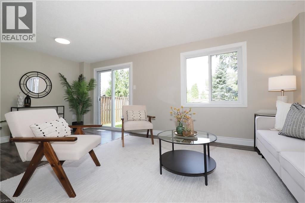 495 Misty Crescent, Kitchener, ON - Indoor Photo Showing Living Room