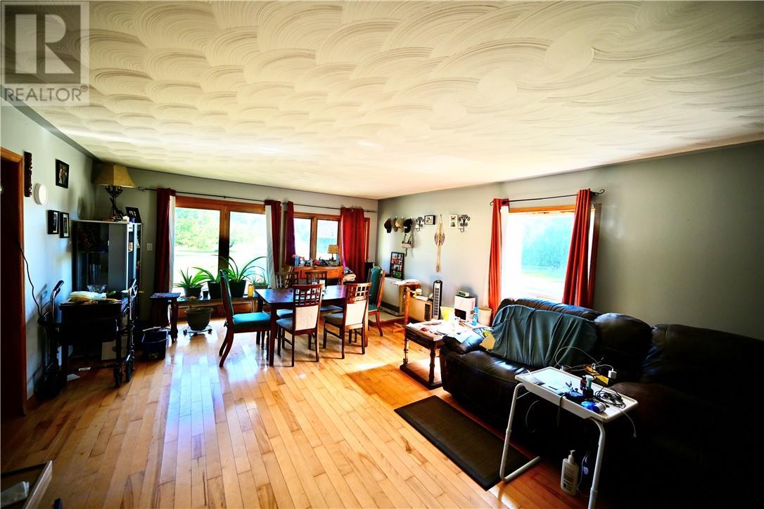 65 Mcdermid, Providence Bay, ON - Indoor Photo Showing Living Room