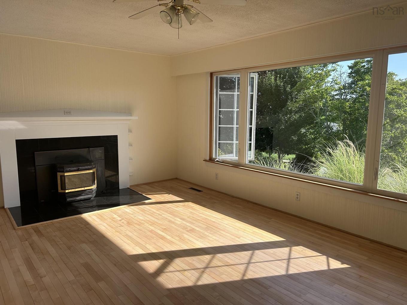 176 Green Street, Lunenburg, NS - Indoor With Fireplace