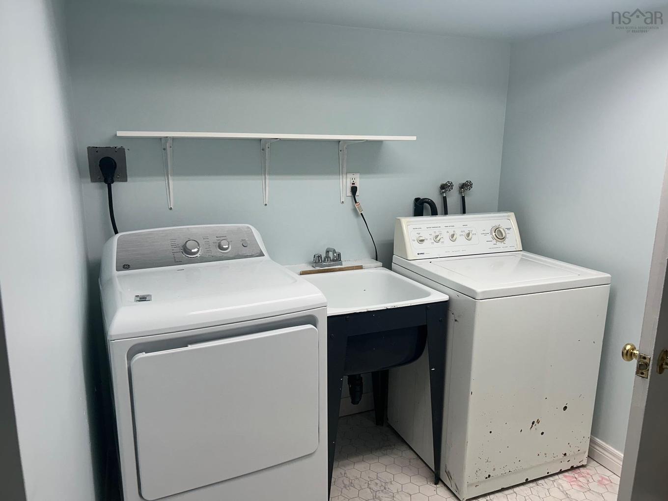 176 Green Street, Lunenburg, NS - Indoor Photo Showing Laundry Room