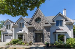 1632 Beach Dr Oak Bay, BC V8R 6H8