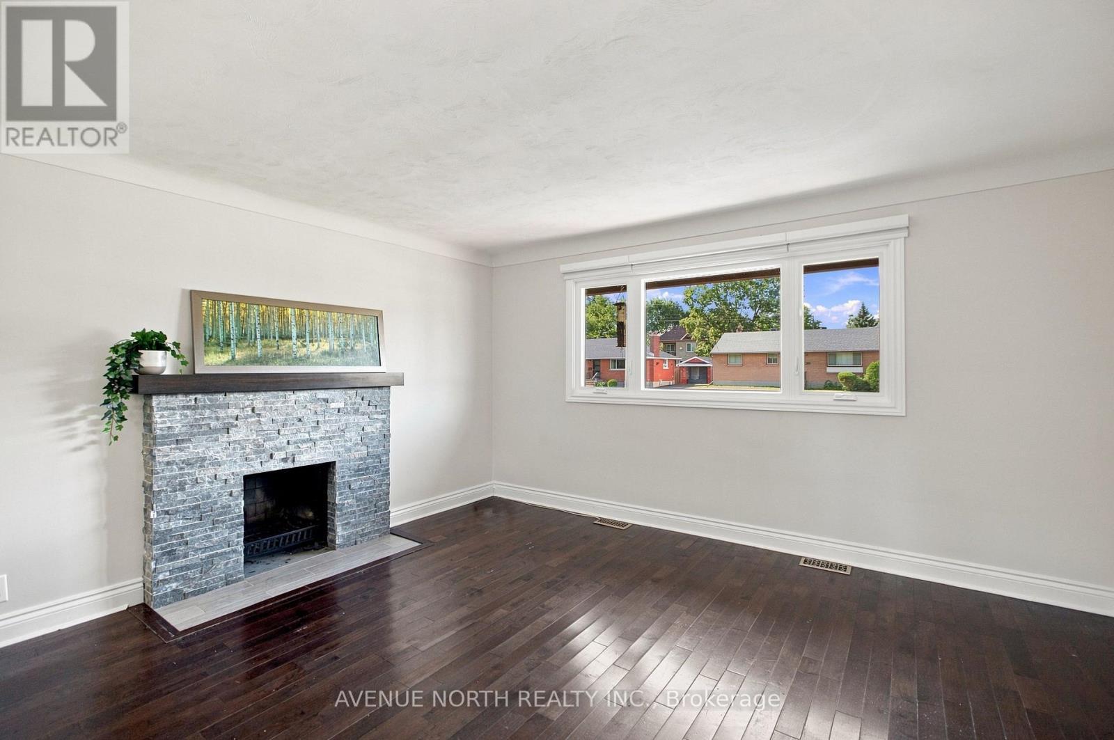 66 Epworth Avenue, Ottawa, ON - Indoor Photo Showing Living Room With Fireplace