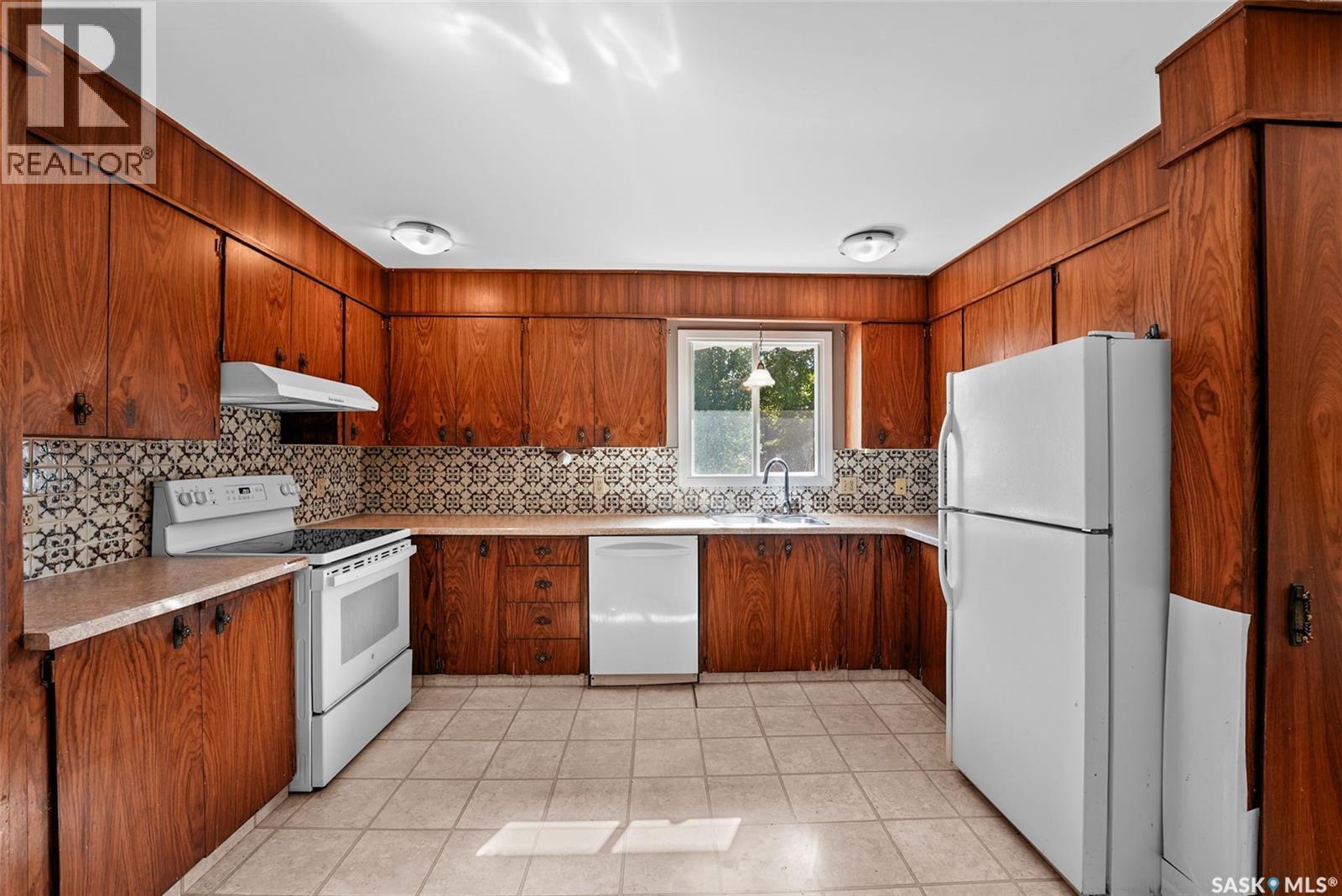 138 Mayfield Road, Regina, SK - Indoor Photo Showing Kitchen