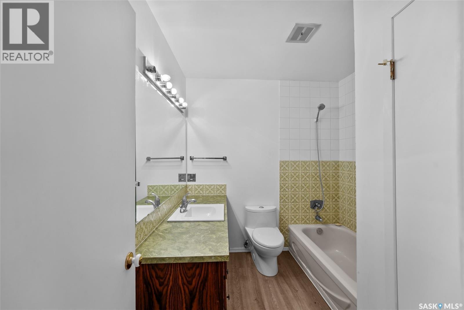 138 Mayfield Road, Regina, SK - Indoor Photo Showing Bathroom