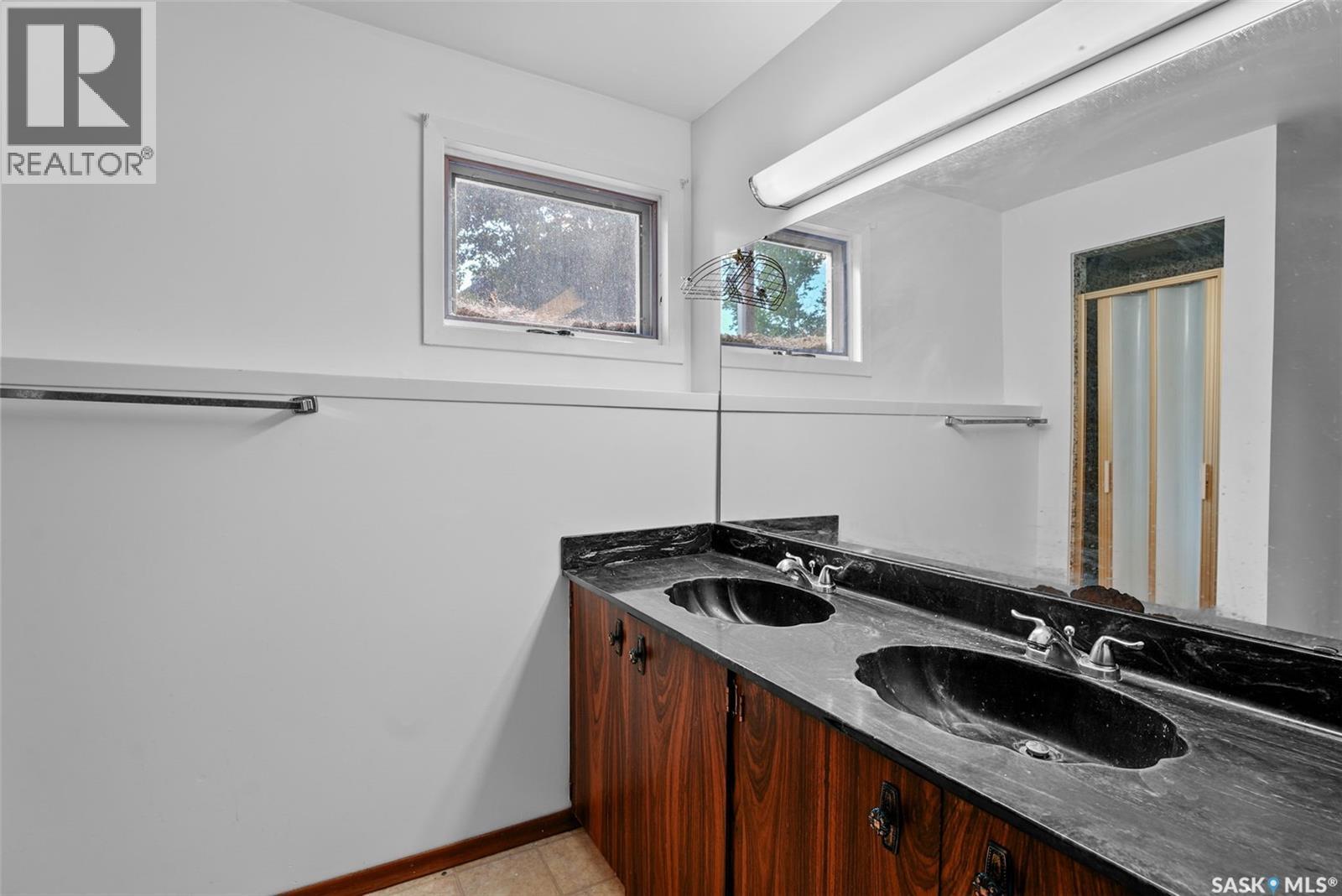 138 Mayfield Road, Regina, SK - Indoor Photo Showing Bathroom
