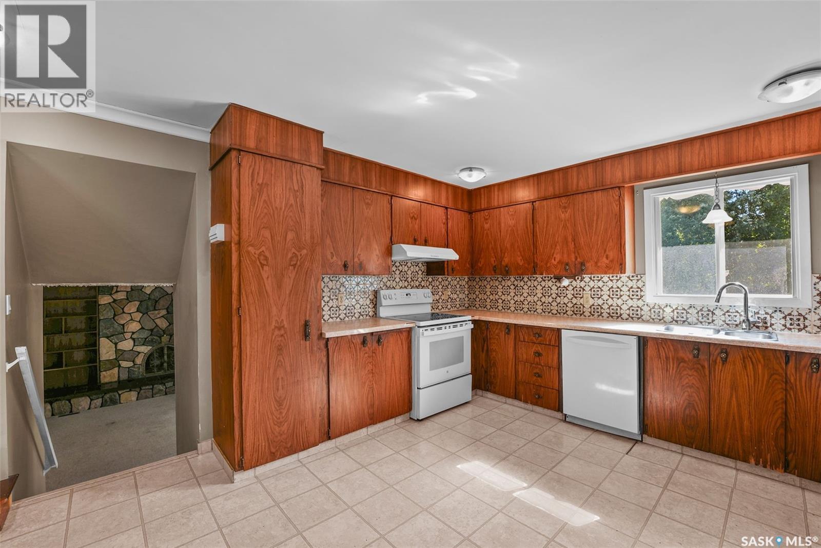 138 Mayfield Road, Regina, SK - Indoor Photo Showing Kitchen