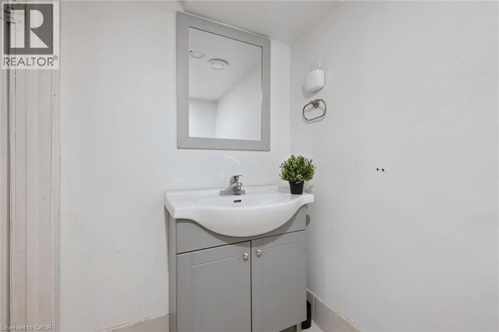 60 Edinburgh Road, Kitchener, ON - Indoor Photo Showing Bathroom