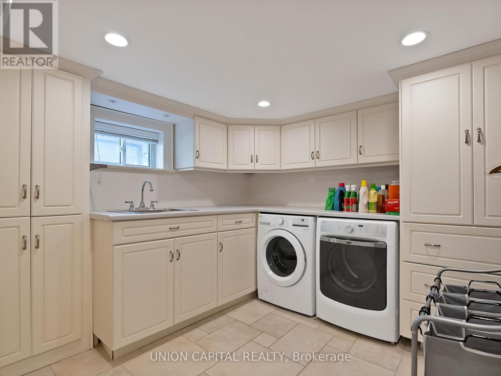 111 Libby Boulevard, Richmond Hill, ON - Indoor Photo Showing Laundry Room