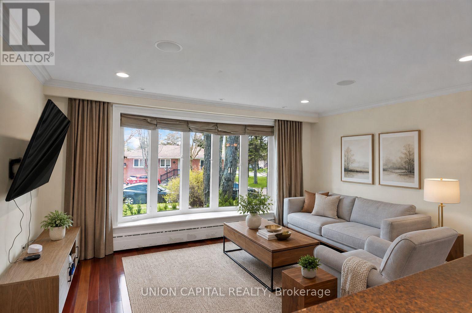 111 Libby Boulevard, Richmond Hill, ON - Indoor Photo Showing Living Room