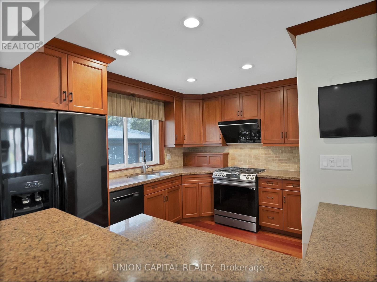 111 Libby Boulevard, Richmond Hill, ON - Indoor Photo Showing Kitchen With Double Sink
