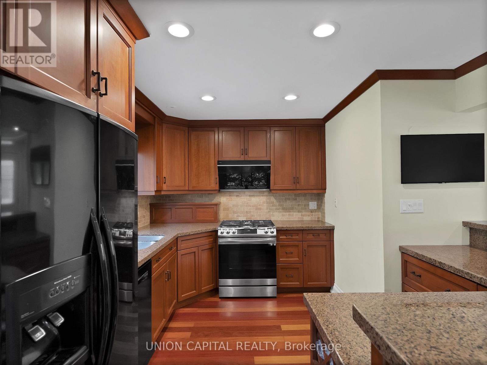 111 Libby Boulevard, Richmond Hill, ON - Indoor Photo Showing Kitchen