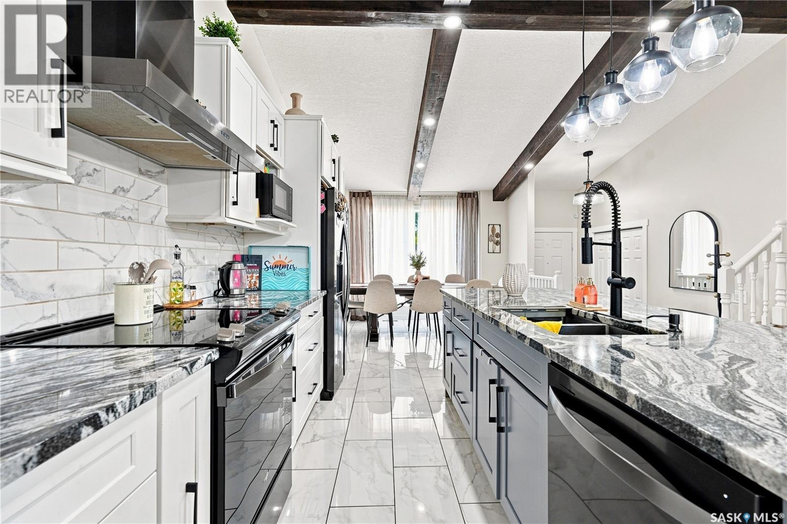 107 Hall Crescent, Saskatoon, SK - Indoor Photo Showing Kitchen With Double Sink With Upgraded Kitchen