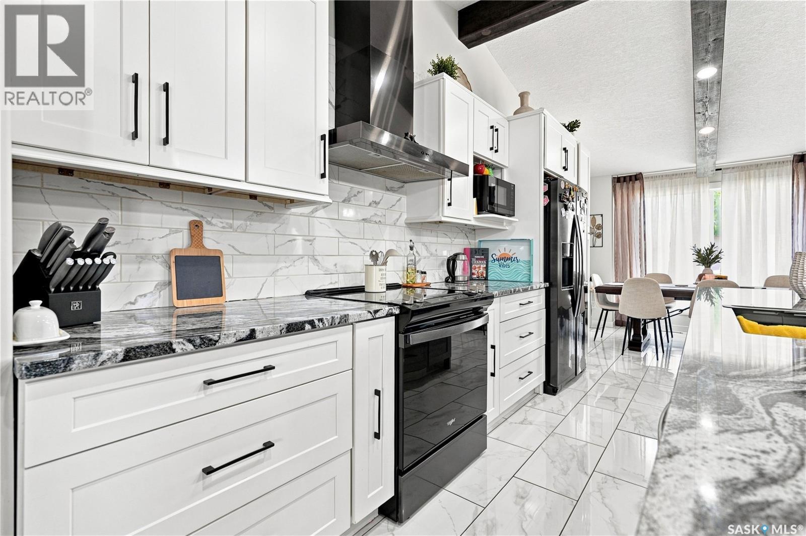 107 Hall Crescent, Saskatoon, SK - Indoor Photo Showing Kitchen With Upgraded Kitchen