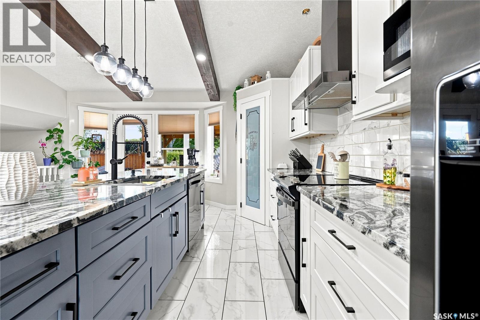 107 Hall Crescent, Saskatoon, SK - Indoor Photo Showing Kitchen With Upgraded Kitchen
