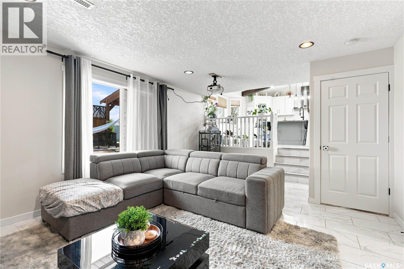 107 Hall Crescent, Saskatoon, SK - Indoor Photo Showing Living Room