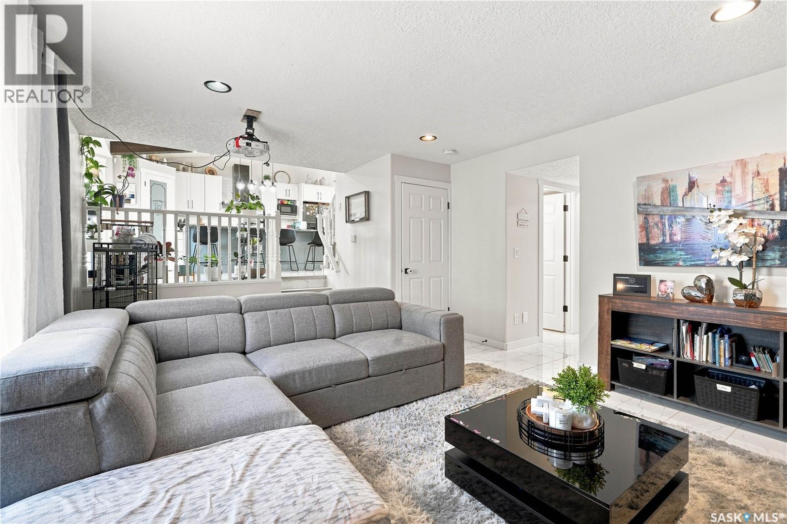 107 Hall Crescent, Saskatoon, SK - Indoor Photo Showing Living Room