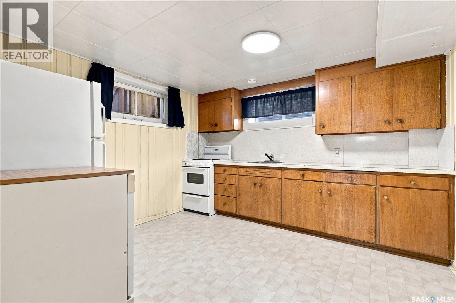 1915 Dufferin Avenue, Saskatoon, SK - Indoor Photo Showing Kitchen